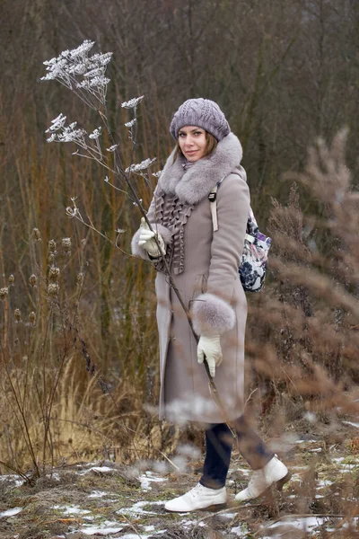 Eine Frau Winterkleidung Geht Durch Den Park Seinen Händen Hält — Stockfoto