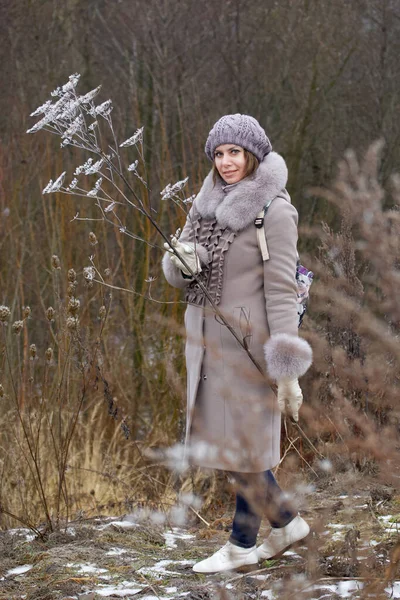 Uma Mulher Roupas Inverno Caminha Parque Mantém Uma Planta Seca — Fotografia de Stock