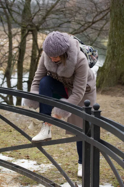 Дівчина Гуляє Парку Одягнений Зимовий Одяг Налаштування Мережива Черевику — стокове фото