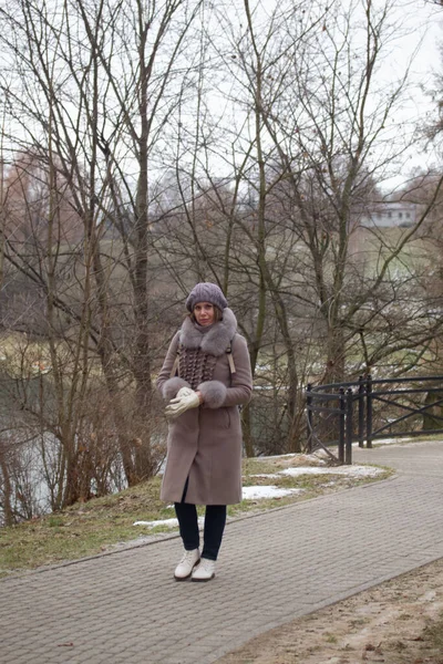 Дівчина Гуляє Парку Йдемо Стежці Одягнений Зимовий Одяг — стокове фото