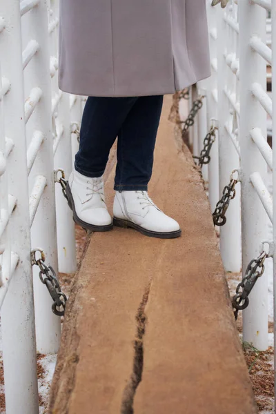 Uma Menina Roupas Inverno Caminha Parque Posando Área Jogo — Fotografia de Stock