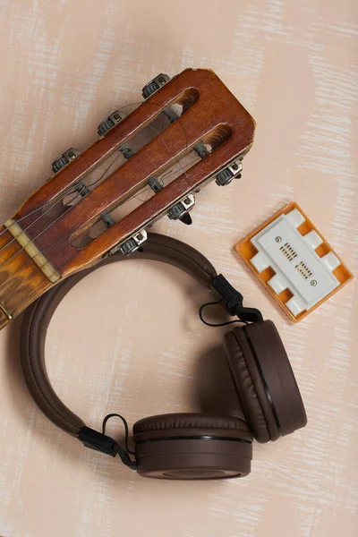 Fragmento Guitarra Acústica Tenedor Afinación Muy Cerca Hay Auriculares Inalámbricos — Foto de Stock