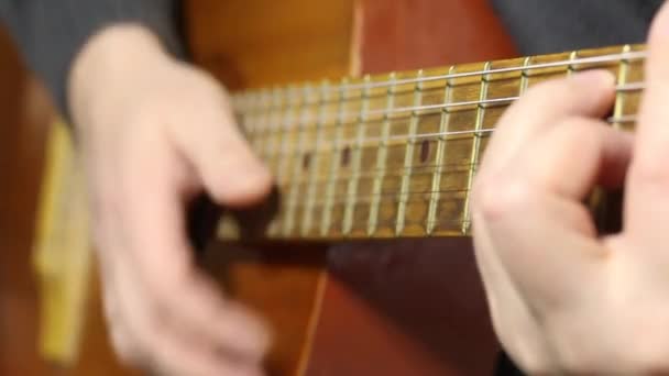 Muž hraje na šestistrunnou akustickou kytaru. Hraje souboj, hraje akordy. — Stock video