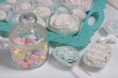 Çubukta Zephyr. Yakınlarda bir kavanozda ve tepside şekerlemeler var. Değişik şekiller ve gölgeler. Yakın çekim..