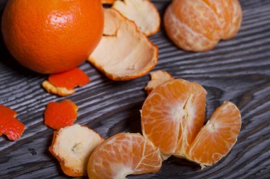 Turuncu mandalina. Bir tanesi soyulmuş. Yakın çekim..