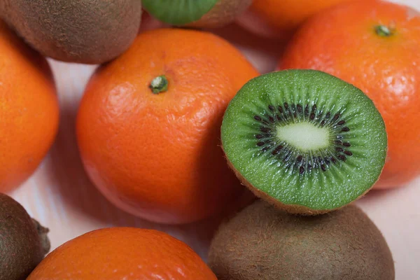 Mehrere Orangenmandarinen Kiwi Früchte Halbieren Saftiges Grünes Fruchtfleisch Ist Sichtbar — Stockfoto