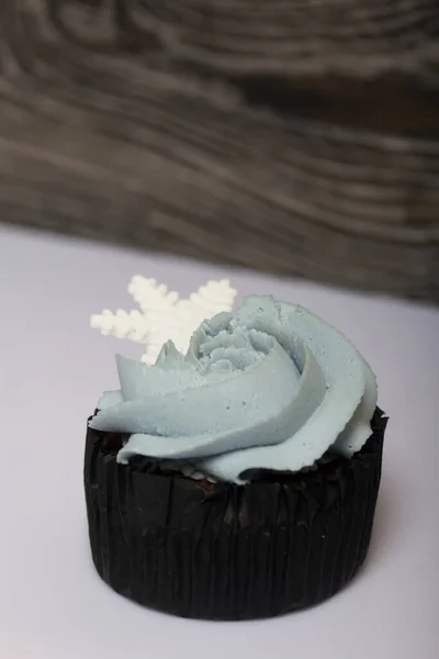 Muffin Med Färskost Grädde Dekorerad Med Marshmallow Snöflinga — Stockfoto
