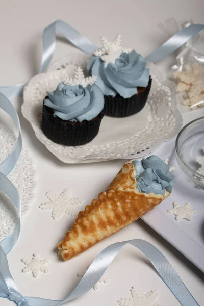 Muffin Crème Fromage Décoré Avec Flocon Neige Guimauve Cônes Gaufres — Photo