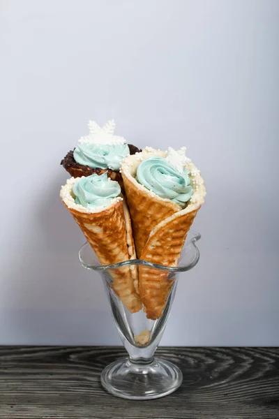 Cones Bolacha Cheios Marshmallows Com Chocolate Branco Escuro Decorado Com — Fotografia de Stock