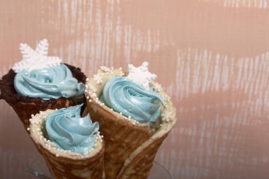 Şekerlemelerle dolu waffle külahları. Beyaz ve siyah çikolatalı. Pastille süslenmiş kar taneleri..