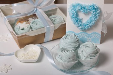 Hediye kutusunda ev yapımı marşmelov. Marşmelov ve tebrik kartı yakınlarında. Yakın çekim..