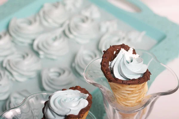 Cônes Gaufrettes Remplis Guimauves Avec Chocolat Blanc Noir Proximité Zephyr — Photo