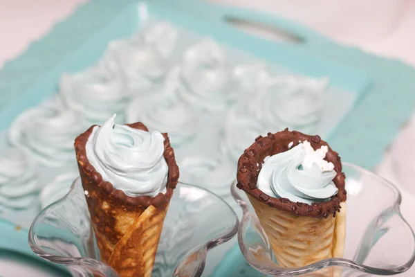 Oblatkottar Fyllda Med Marshmallows Med Vit Och Mörk Choklad Närliggande — Stockfoto