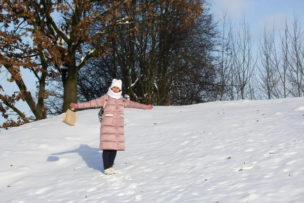 Kvinna Vinterkläder Promenad Parken Det Mycket Snö Här — Stockfoto
