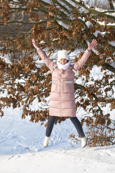 Frau Winterkleidung Bei Einem Spaziergang Park Liegt Viel Schnee Herum — Stockfoto