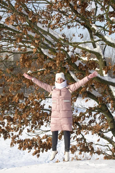 Femme Vêtements Hiver Lors Une Promenade Dans Parc Beaucoup Neige — Photo