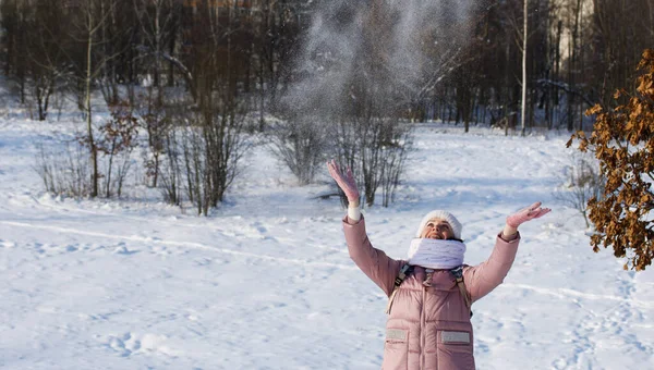 Женщина Зимней Одежде Прогулке Парке Бросает Горсть Снега Вокруг Много — стоковое фото