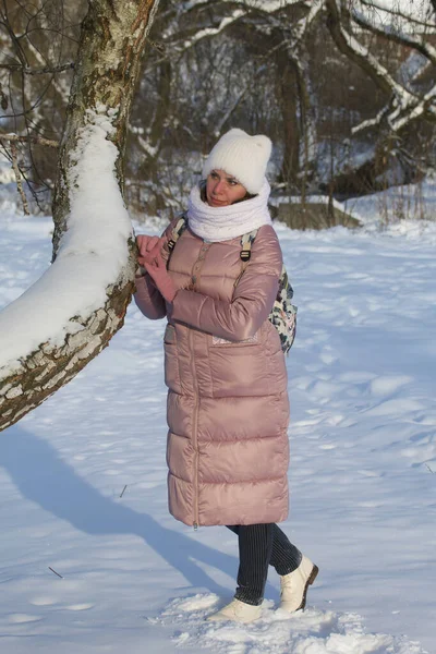Женщина Зимней Одежде Прогулке Парке Вокруг Много Снега — стоковое фото