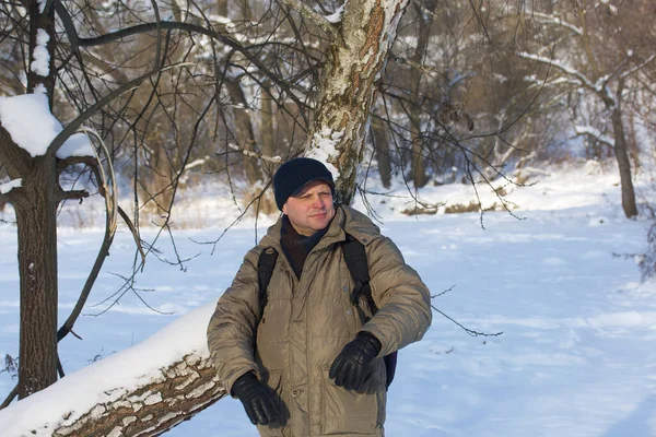 Человек Зимней Одежде Стоят Задумчивым Взглядом Зимнем Парке Вокруг Много — стоковое фото