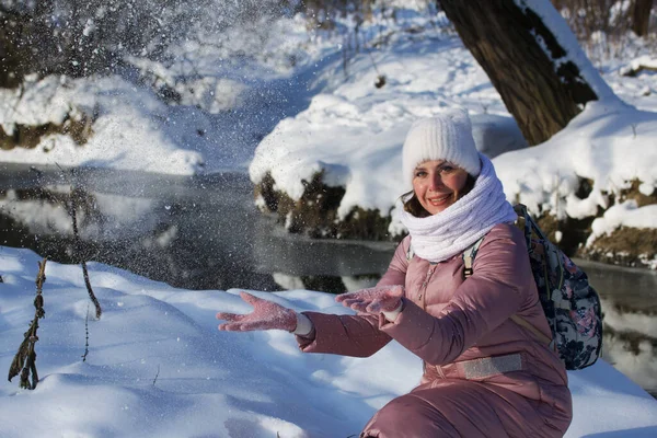 Kvinna Vinterkläder Promenad Parken Flod Flyter Närheten Det Mycket Snö — Stockfoto