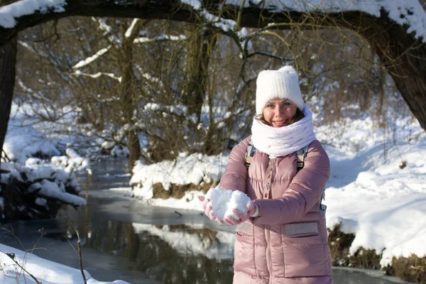 Женщина Зимней Одежде Прогулке Парке Неподалеку Течет Река Вокруг Много — стоковое фото