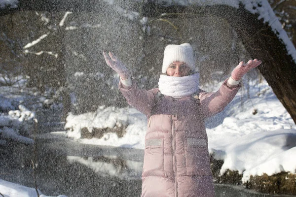 Kvinna Vinterkläder Promenad Parken Kastar Upp Handfull Snö Flod Flyter — Stockfoto