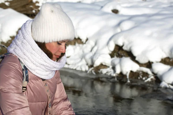 Frau Winterkleidung Bei Einem Spaziergang Park Der Nähe Fließt Ein — Stockfoto