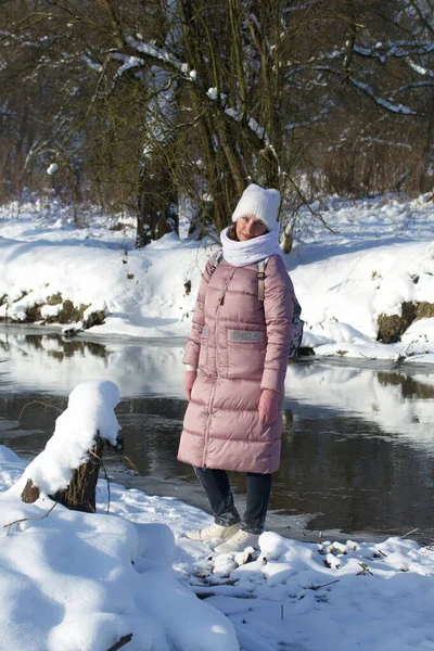 Frau Winterkleidung Bei Einem Spaziergang Park Der Nähe Fließt Ein — Stockfoto