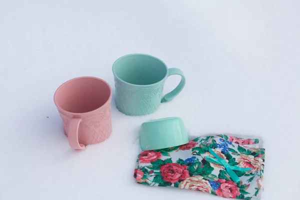 Las Tazas Están Nieve Cerca Hay Una Servilleta Colorida — Foto de Stock