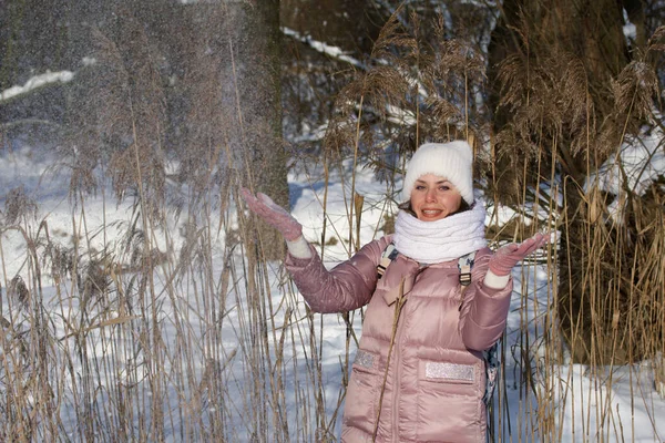 Frau Winterkleidung Bei Einem Spaziergang Park Wirft Eine Handvoll Schnee — Stockfoto
