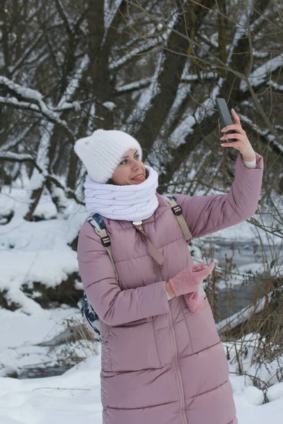 Жінка Зимовому Одязі Гуляє Парку Бере Селфі Навколо Багато Снігу — стокове фото