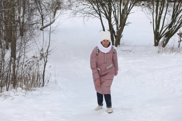 Жінка Зимовому Одязі Прогулянці Парку Навколо Багато Снігу — стокове фото