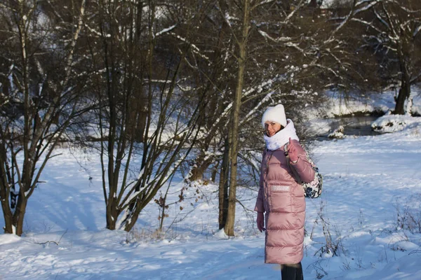 Mujer Con Ropa Invierno Paseo Por Parque Hay Mucha Nieve — Foto de Stock