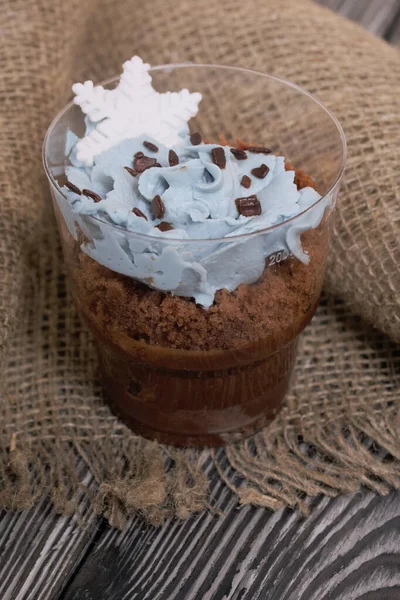 Keksz Apróságok Csokoládéval Krémsajttal Öntött Hópelyhekkel Díszítve Közelben Van Egy — Stock Fotó
