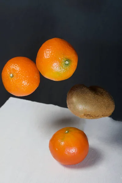 Nad Povrchem Stolu Vznášejí Mandarinky Kiwi Levitace Ovoce — Stock fotografie
