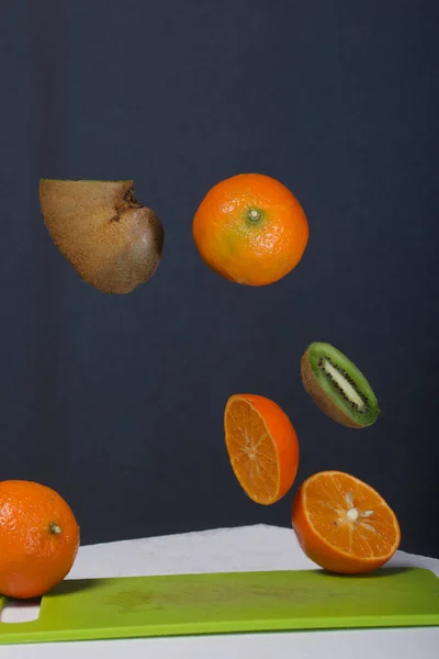 Les Tangerines Les Kiwis Flottent Dessus Surface Table Certains Sont — Photo