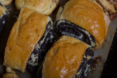 Zengin hamur işleri. Çörekler fırın tepsisinin üstünde. Haşhaş tohumları ve cevizlerle dolu. Yakın çekim..