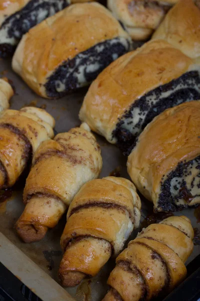 Pasteles Ricos Los Bollos Están Una Bandeja Para Hornear Relleno —  Fotos de Stock