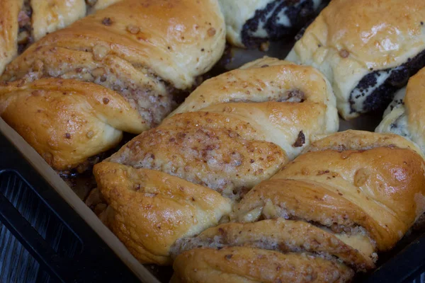 Reiches Gebäck Die Brötchen Liegen Auf Einem Backblech Füllung Mit — Stockfoto