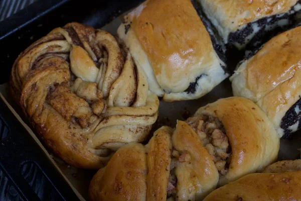 Reiches Gebäck Die Brötchen Liegen Auf Einem Backblech Füllung Mit — Stockfoto