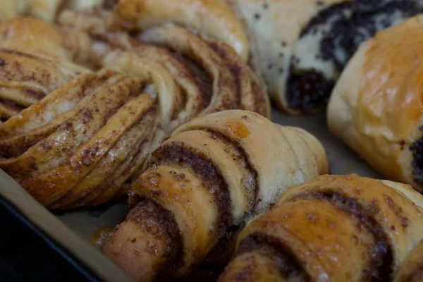 Reiches Gebäck Die Brötchen Liegen Auf Einem Backblech Füllung Mit — Stockfoto