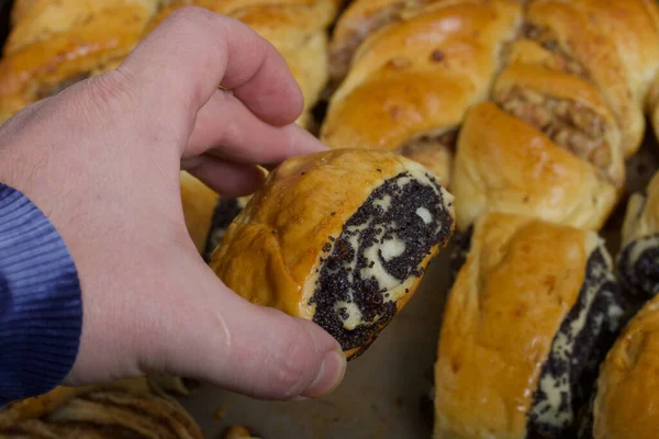 Mano Maschile Con Panino Pasticcini Ricchi Panini Sono Una Teglia — Foto Stock