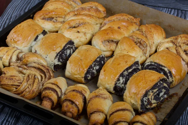 Reiches Gebäck Die Brötchen Liegen Auf Einem Backblech Füllung Mit — Stockfoto