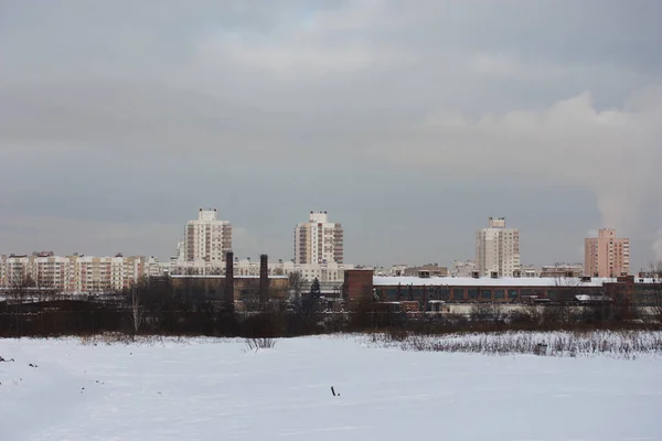 Téli Városi Táj Hóval Borított Pusztaság Horizonton Toronyházak Vannak — Stock Fotó