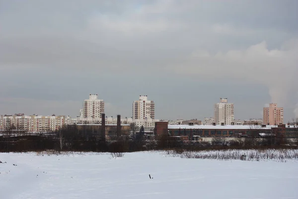 Зимний Городской Пейзаж Пустоши Покрыты Снегом Горизонте Высотные Здания — стоковое фото