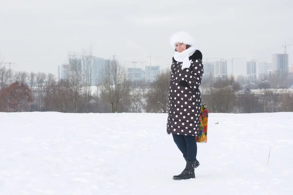 Молодая Женщина Прогулке Зимой Одетый Зимнюю Одежду Вокруг Много Снега — стоковое фото