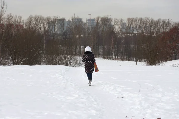 Junge Frau Bei Einem Winterspaziergang Winterkleidung Liegt Viel Schnee Herum — Stockfoto