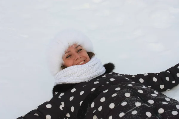 Junge Frau Bei Einem Winterspaziergang Winterkleidung Liegt Schnee Liegt Viel — Stockfoto