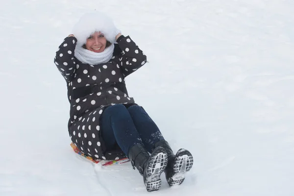 Ung Kvinna Promenad Vintern Klädd Vinterkläder Sitter Snön Det Mycket — Stockfoto