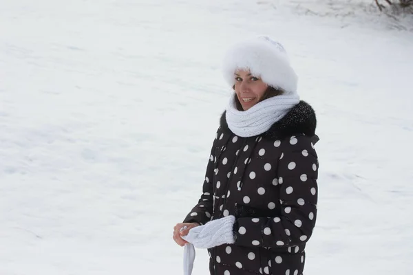 Junge Frau Bei Einem Winterspaziergang Winterkleidung Liegt Viel Schnee Herum — Stockfoto